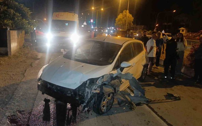 İki araçla çarpışan otomobilden burnu kanamadan çıktı

