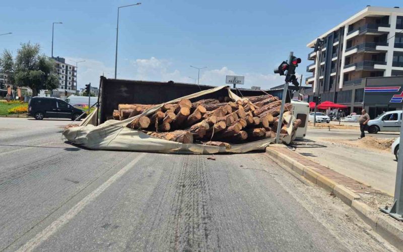 Kamyon kavşağa girerken devrildi, tomruklar yola savruldu

