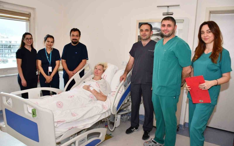 Karnından 12 kilogramlık yumurtalık kitlesi çıkarıldı
