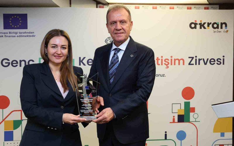 Antalya Büyükşehir’in gençlik odaklı çalışmalarına ödül
