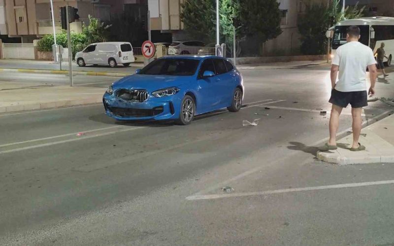 Manavgat’ta iki otomobil çarpıştı, sürücüler kazayı yara almadan atlattı
