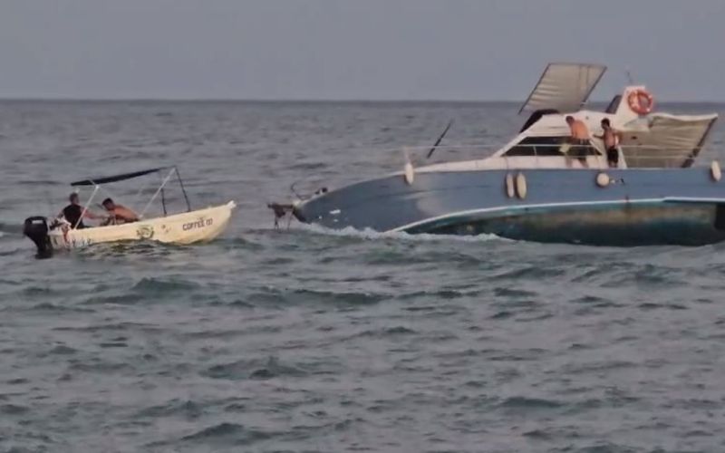 Teknede mahsur kalanları kurtarmak için giden balıkçı teknesi de arızalandı
