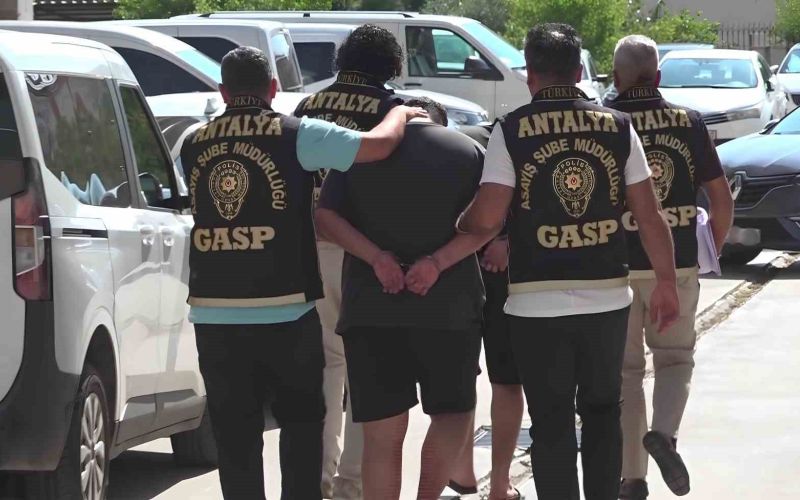 Antalya’da iş yerini kurşunlayan 2 kişi yakalandı
