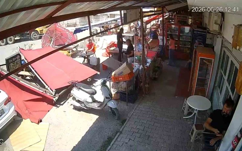 Serik’te hortum paniği: Üzerine tente devrilen vatandaşın yardımına çevredekiler yetişti
