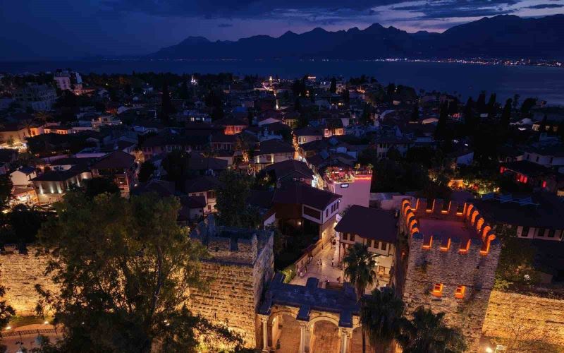 Antalya’nın tarihi kapısı aydınlatıldı
