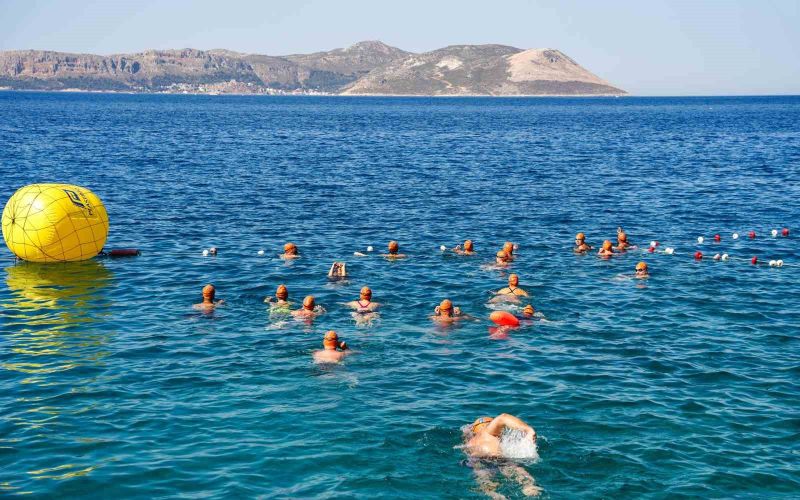 Meis-Kaş Yüzme Maratonu’nda sporcular dostluk için kulaç attı
