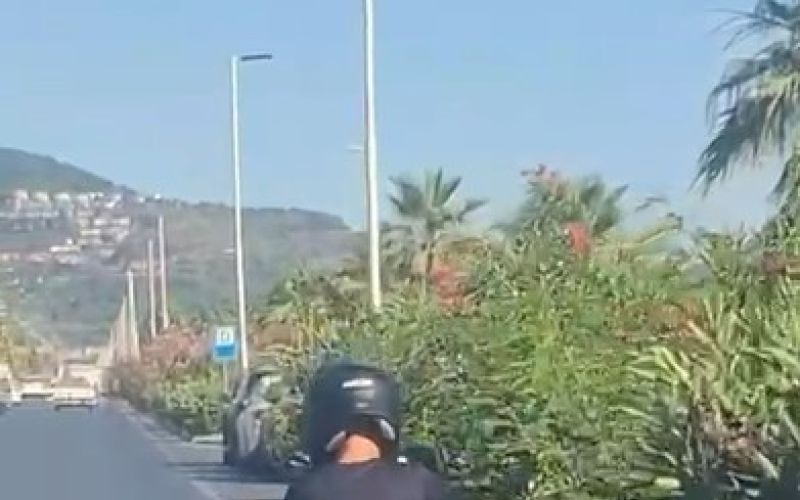 Alanya’da motosiklet üzerinde ayakta ilerleyen sürücünün tehlikeli yolculuğu kamerada
