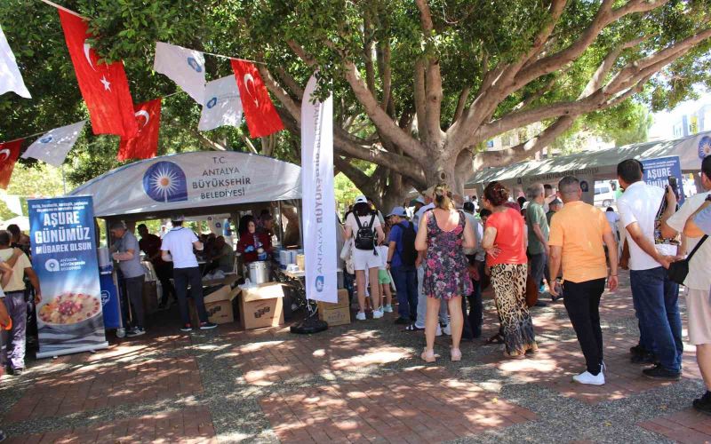 Büyükşehir’in aşure ikramları sürüyor

