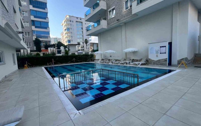 13 yaşındaki kız çocuğunun haşema ile havuza girmesine izin vermeyen Rus uyruklu site yöneticisi tutuklandı
