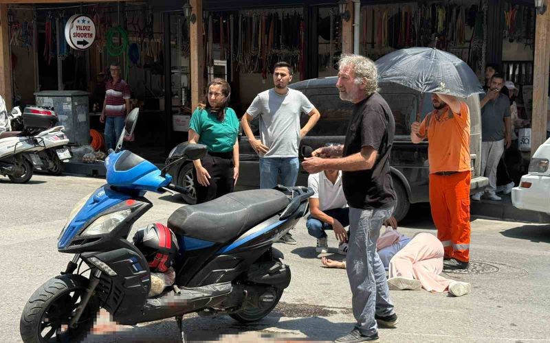 Kazada yaralanan genç kadına esnaftan şemsiyeli destek
