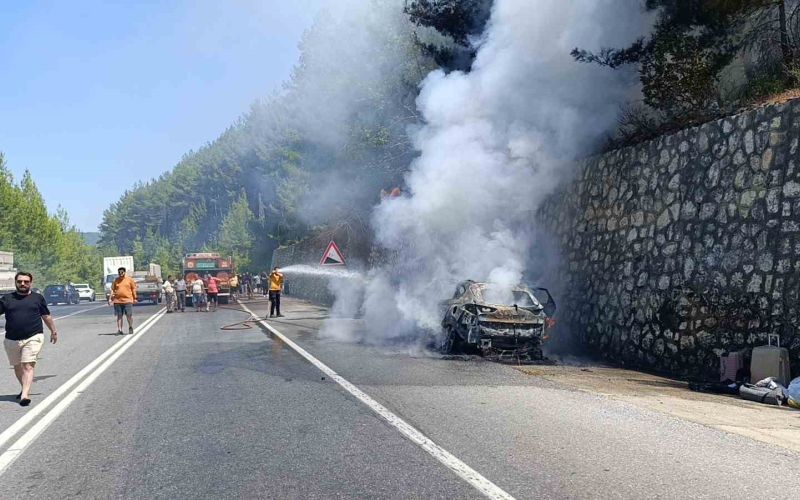 Tatilden dönen ailenin otomobili alev alev yandı muhtemel faciadan dönüldü
