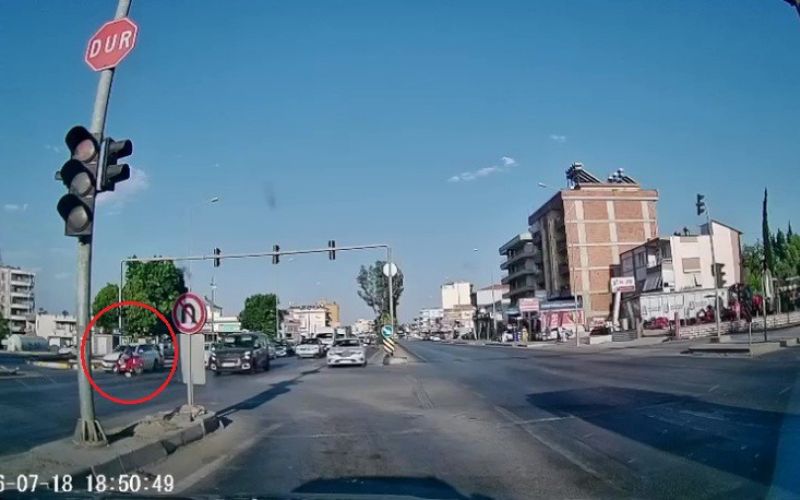 Otomobile çarpan motosiklet sürücüsünün kaskı fırladı, havada takla atıp yere savruldu