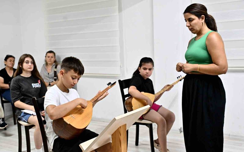 Bağlamanın sesi Değirmenönü’nde yankılanıyor