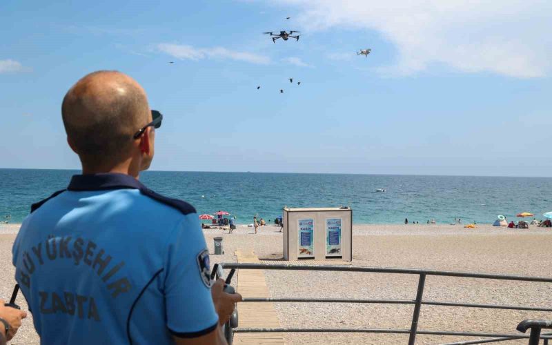 Büyükşehir zabıtası Konyaaltı Sahili’nde dron desteğiyle denetimlerini sürdürüyor
