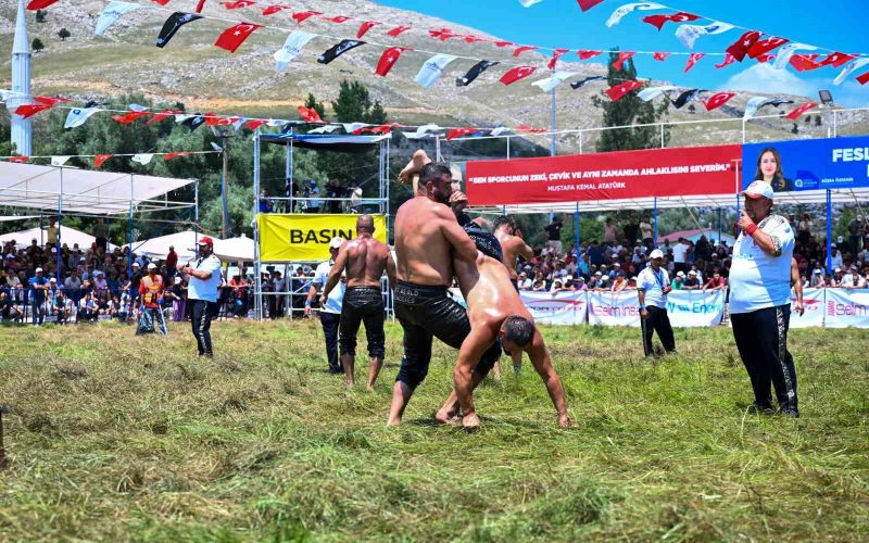 Feslikan Yağlı Pehlivan Güreşleri’ni Başpehlivan Erkan Taş kazandı
