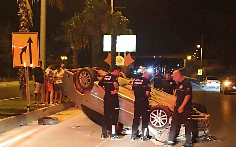 Önündeki motosiklete çarpmamak için direksiyonu kırdı, takla attı
