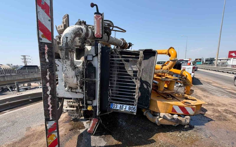 Beton pompası kamyonu bariyerlere çarpıp yan yattı
