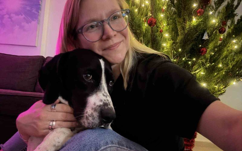 Rus kadın 4 ay önce kaybolan köpeğini 4 ilçede arıyor, binlerce afiş bastırıp her yere asıyor
