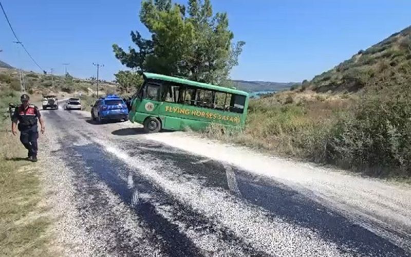 Manavgat’ta safari aracı kaza yaptı: 2 yaralı
