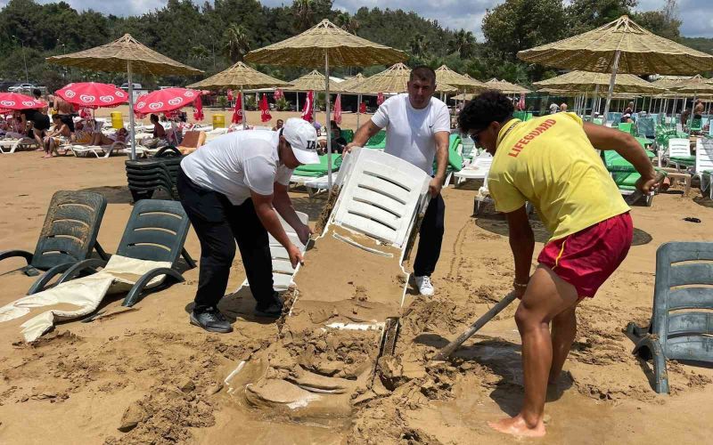 Alanya’da dev dalgalar şezlongları kuma gömdü

