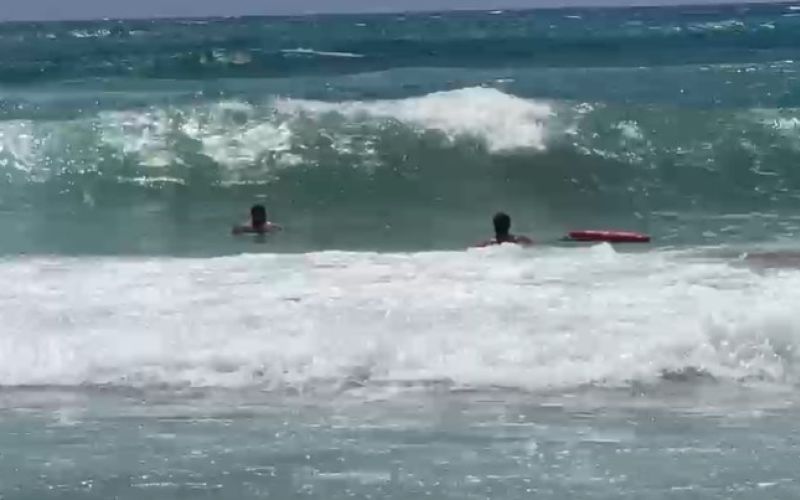 Alanya’da boğulma tehlikesi geçiren tatilciyi cankurtaranlar kurtardı

