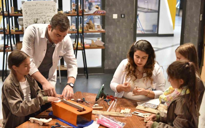 Kepez’de çocuklar yazı bilimle geçiriyor
