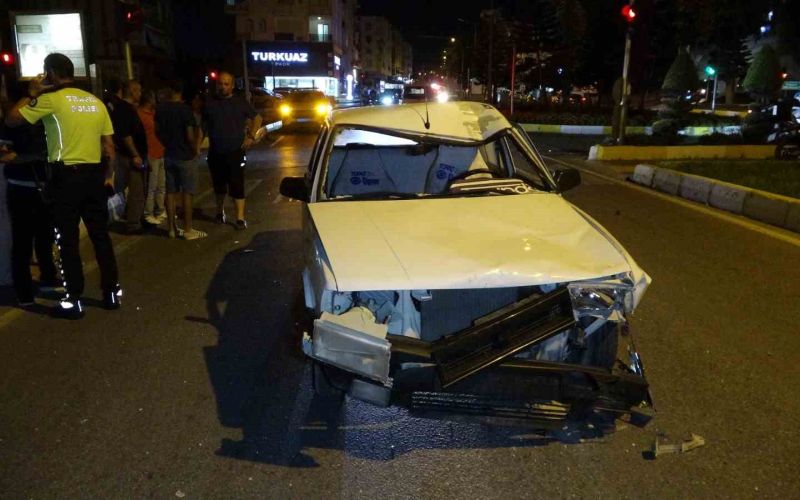 Antalya’da motosiklet ile Tofaş otomobil çarpıştı: 2 yaralı
