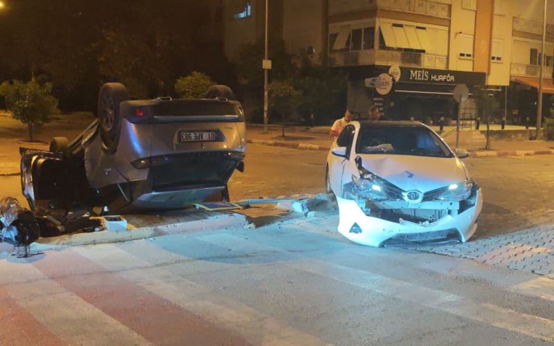 Çarpışmanın etkisiyle ters dönen otomobilden hafif yaralı çıktılar
