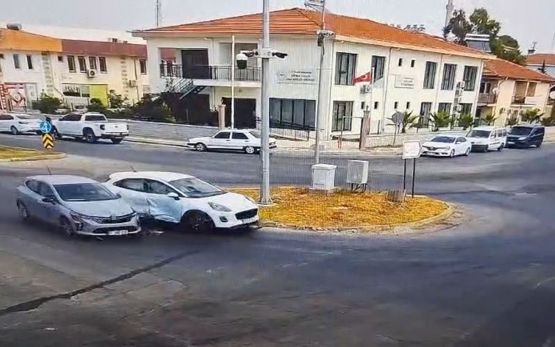 Otomobiller kavşakta çarpıştı, kaza anı güvenlik kamerasına yansıdı:1 yaralı
