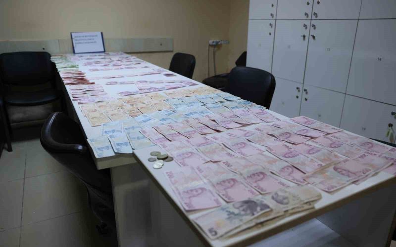 Antalya’da yakalanan dilencinin üzerinden 17 bin TL çıktı
