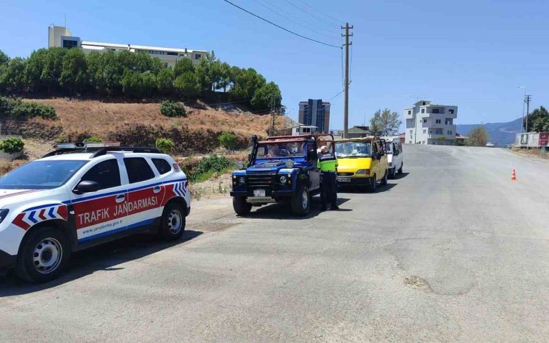 Antalya’da jandarma ekiplerinden safari araçlara yönelik denetim
