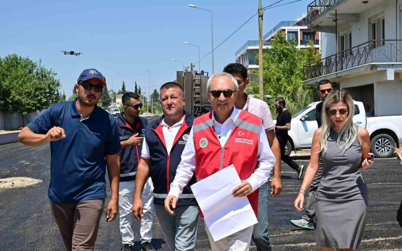 Altınova’da 4 mahalleyi birbirine bağlayan caddeye sıcak asfalt
