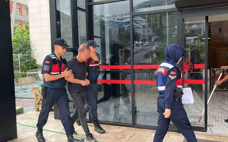 Alanya’da eşini ve kayınvalidesini bıçaklayan şahıs adliyeye sevk edildi
