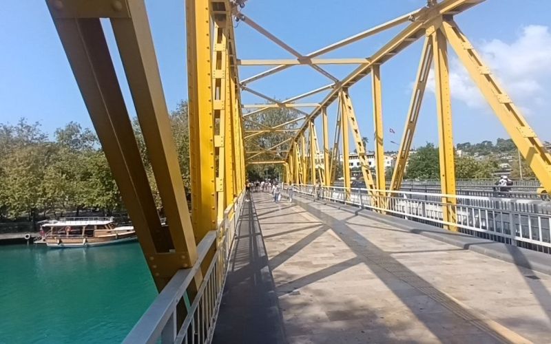 Sıcaktan bunalan çocukların Manavgat Irmağı’nda tehlikeli serinliği
