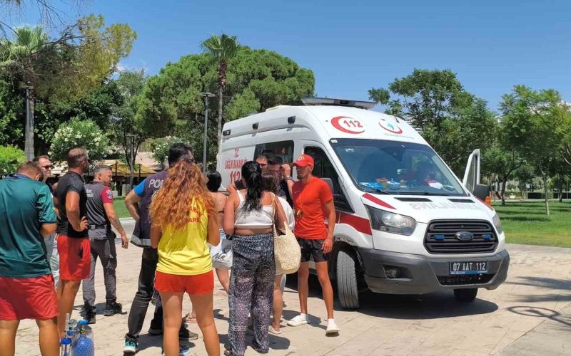 Boğulma tehlikesi geçiren gencin yardımına cankurtaranlar yetişti
