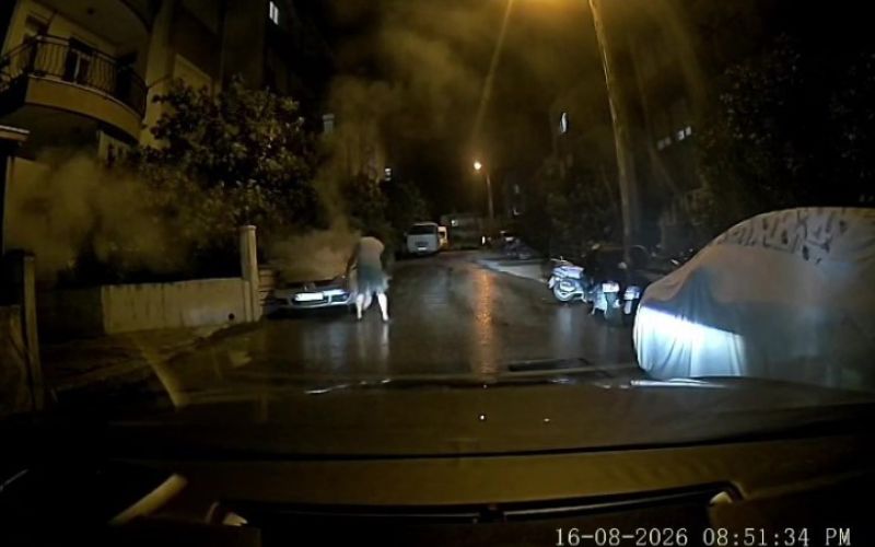 Bu sefer can değil mal kurtardı: Araçtan duman çıktığını fark edip yangın tüpüyle müdahale etti, eşi kornaya basarak sahibine ulaşmaya çalıştı
