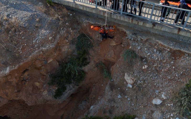 Deniz keyfi hastanede son buldu, kayalık alanda mahsur kalan vatandaş 2 saatte kurtarıldı
