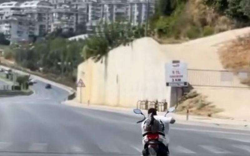 Alanya’da motosikletlinin tehlikeli hareketleri kamerada
