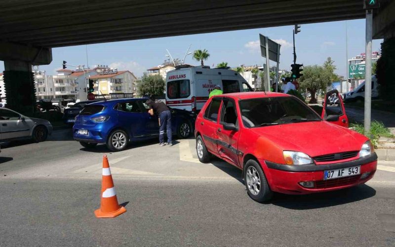 Antalya’da iki otomobil çarpıştı: 1 yaralı
