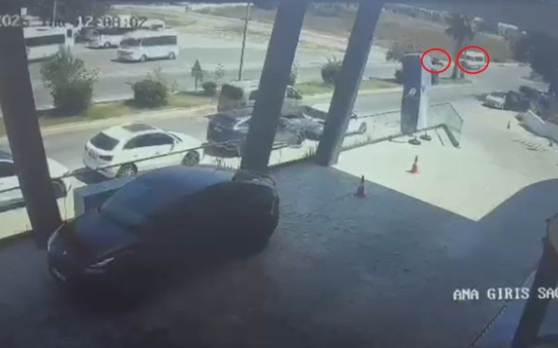 Tur minibüsü ile motosiklet çarpıştı: 1 yaralı
