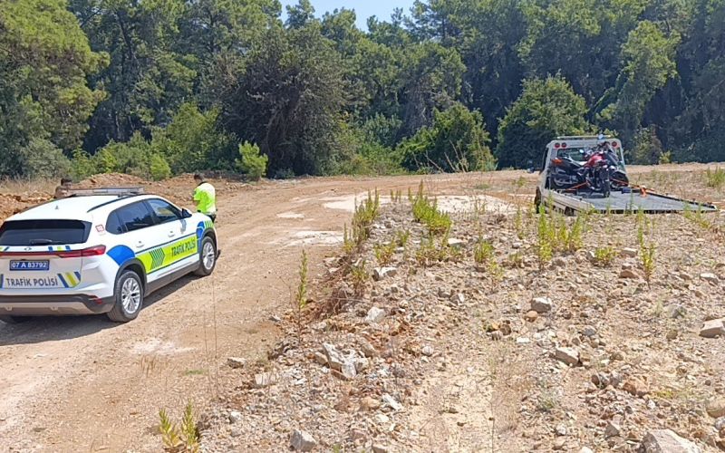 Trafik uygulamasını görünce motosikletini ormanlık alana bırakıp kaçtı, cezadan kaçamadı
