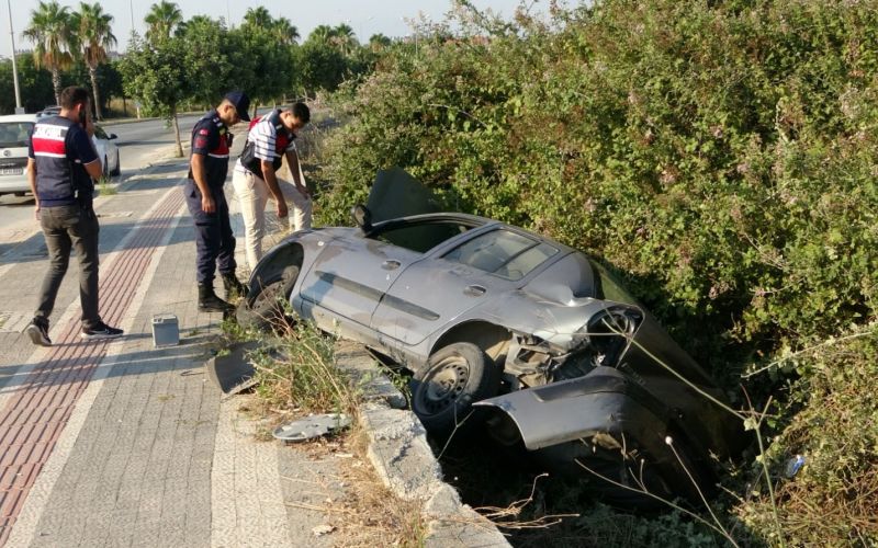 Otomobil yayaya çarpıp şarampole devrildi
