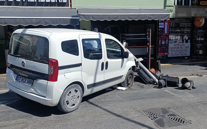 Ticari taksiyle çarpışan hafif ticarinin iş yerine girmesini trafik lambaları önledi
