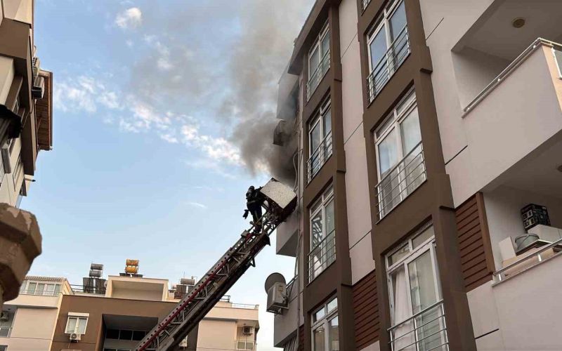 Apartman dairesi yangında kullanılamaz hale geldi
