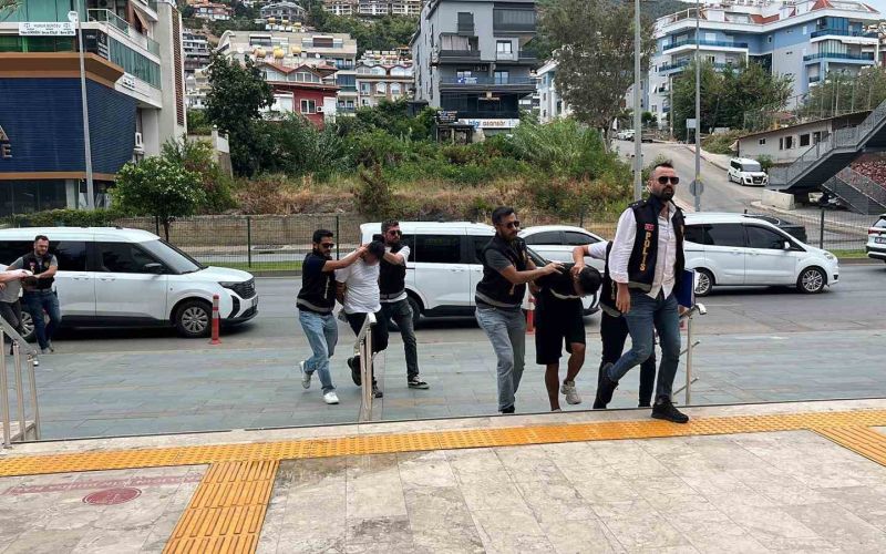 Alanya’da döviz bürosundan 400 bin liralık soygunun 3 şüphelisi adliyeye sevk edildi
