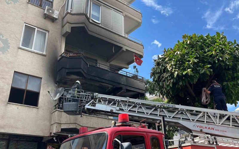 Alanya’da alevlere teslim olan dairede 3 çocuk dumandan etkilendi
