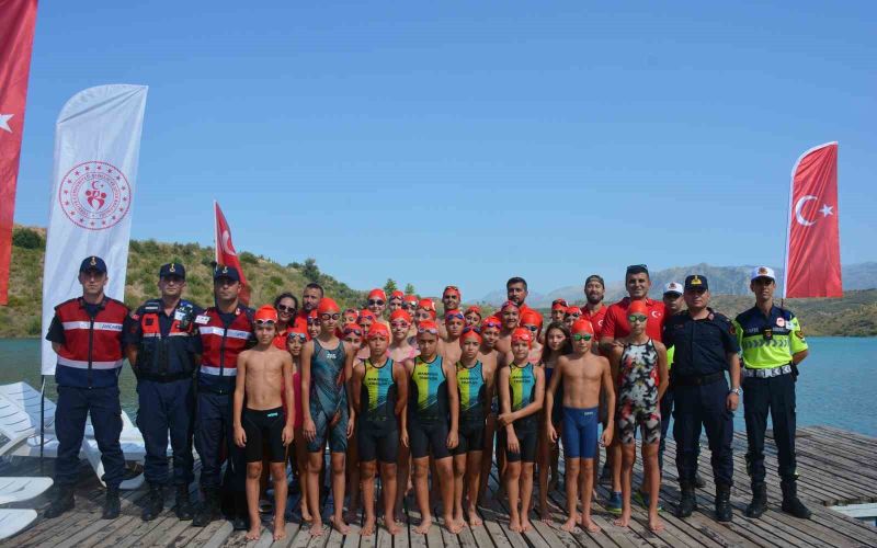 30 Ağustos coşkusunu zafere kulaç atarak kutladılar
