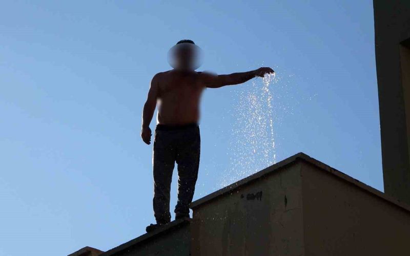 Çalıştığı otelin lojmanın çatısında ‘karım gelecek’ diye usturalı eylem yaptı

