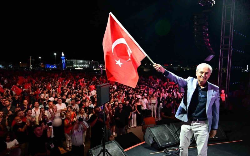 Kepez’de Zafer coşkusu: Binlerce Antalyalı Dokumapark’ta buluştu
