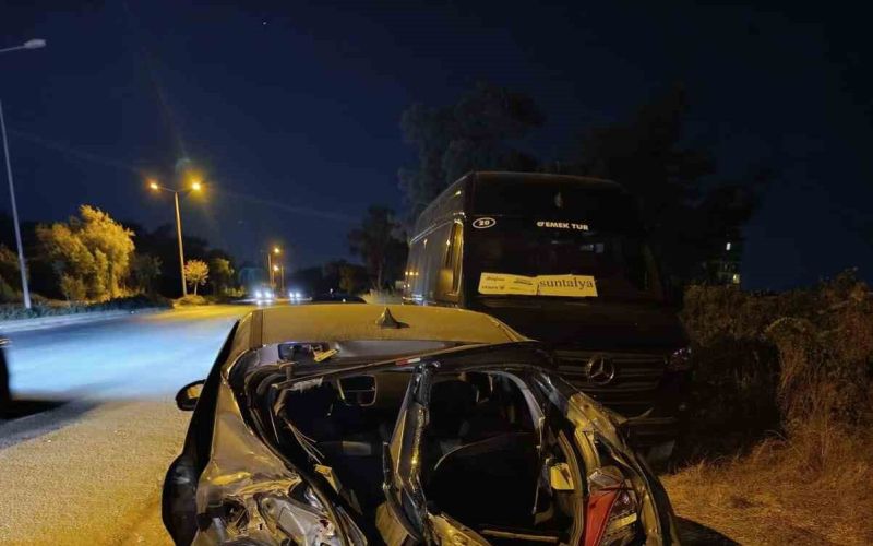 Manavgat’ta karşı şeride geçen otomobil otobüse çarptı: 1 yaralı
